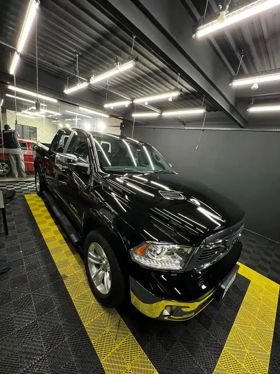 BMW preta na oficina da Golden Boys