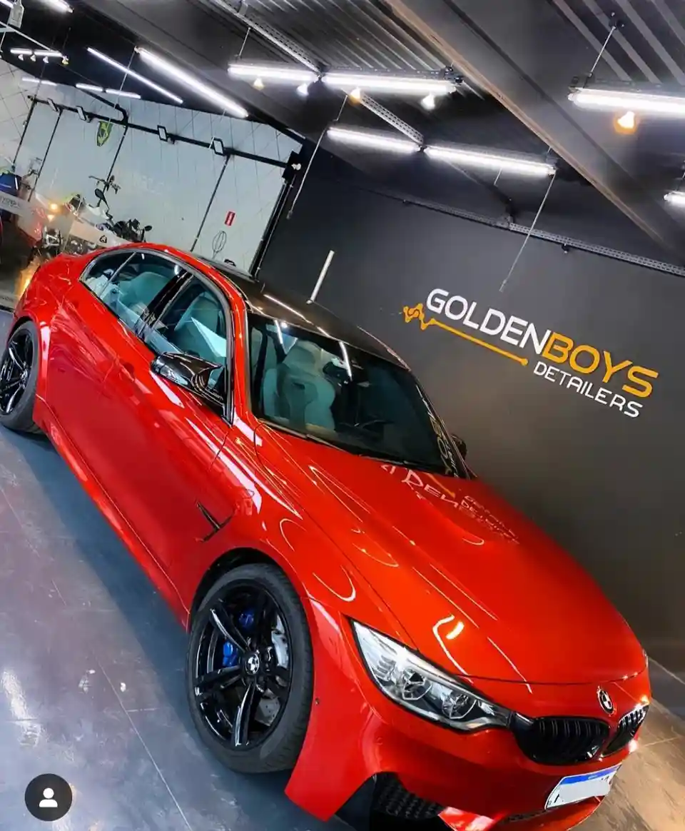 BMW M4 vermelha na oficina