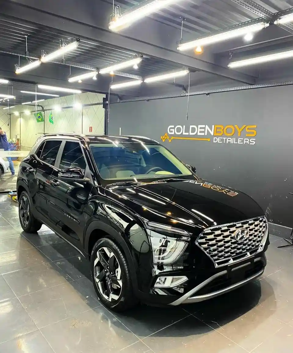 SUV preta em frente à fachada Golden Boys