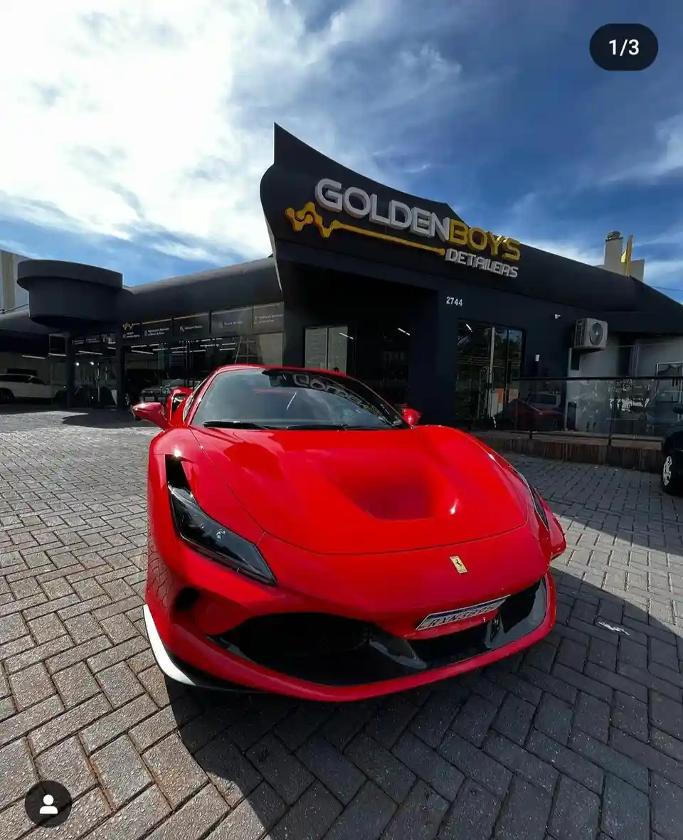 Ferrari vermelha em frente à Golden Boys