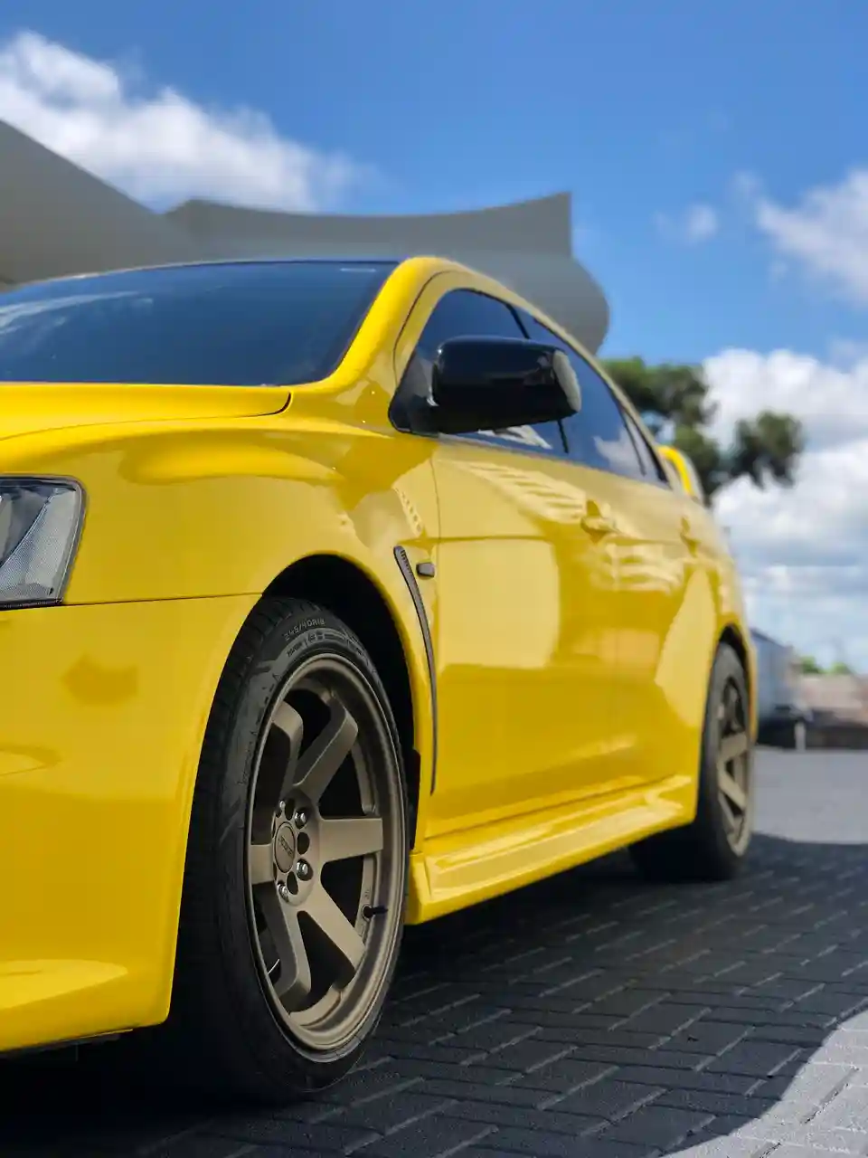 Lancer amarelo com pintura tratada