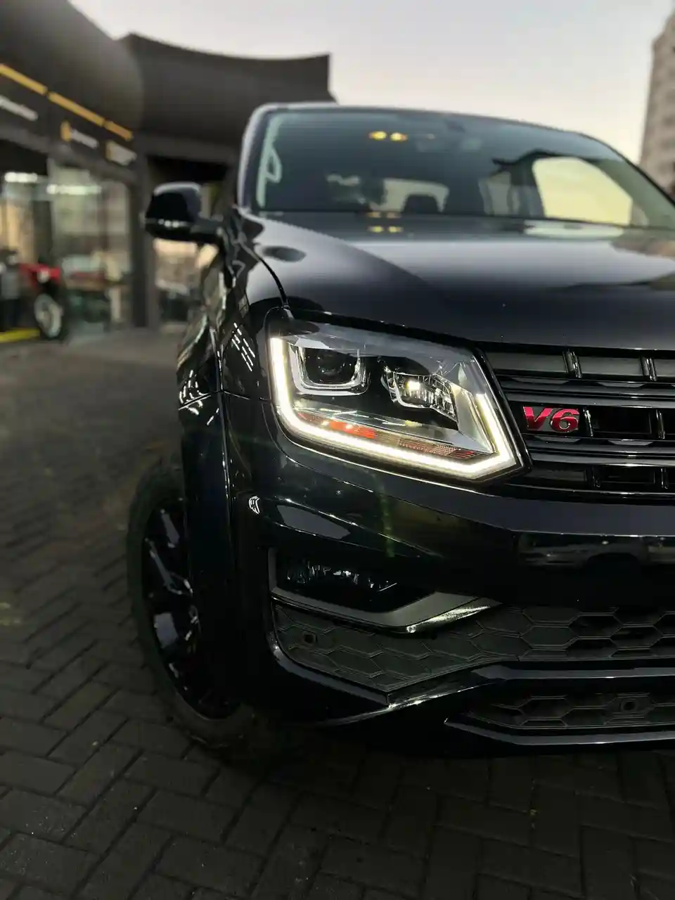 Amarok preta na oficina