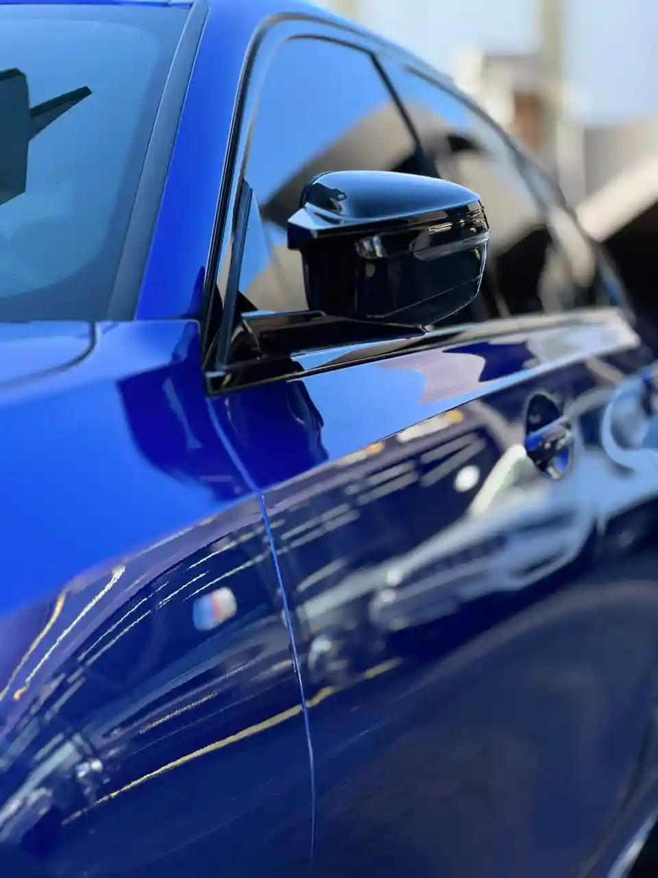Detalhe do farol e da pintura de um BMW azul na Golden Boys