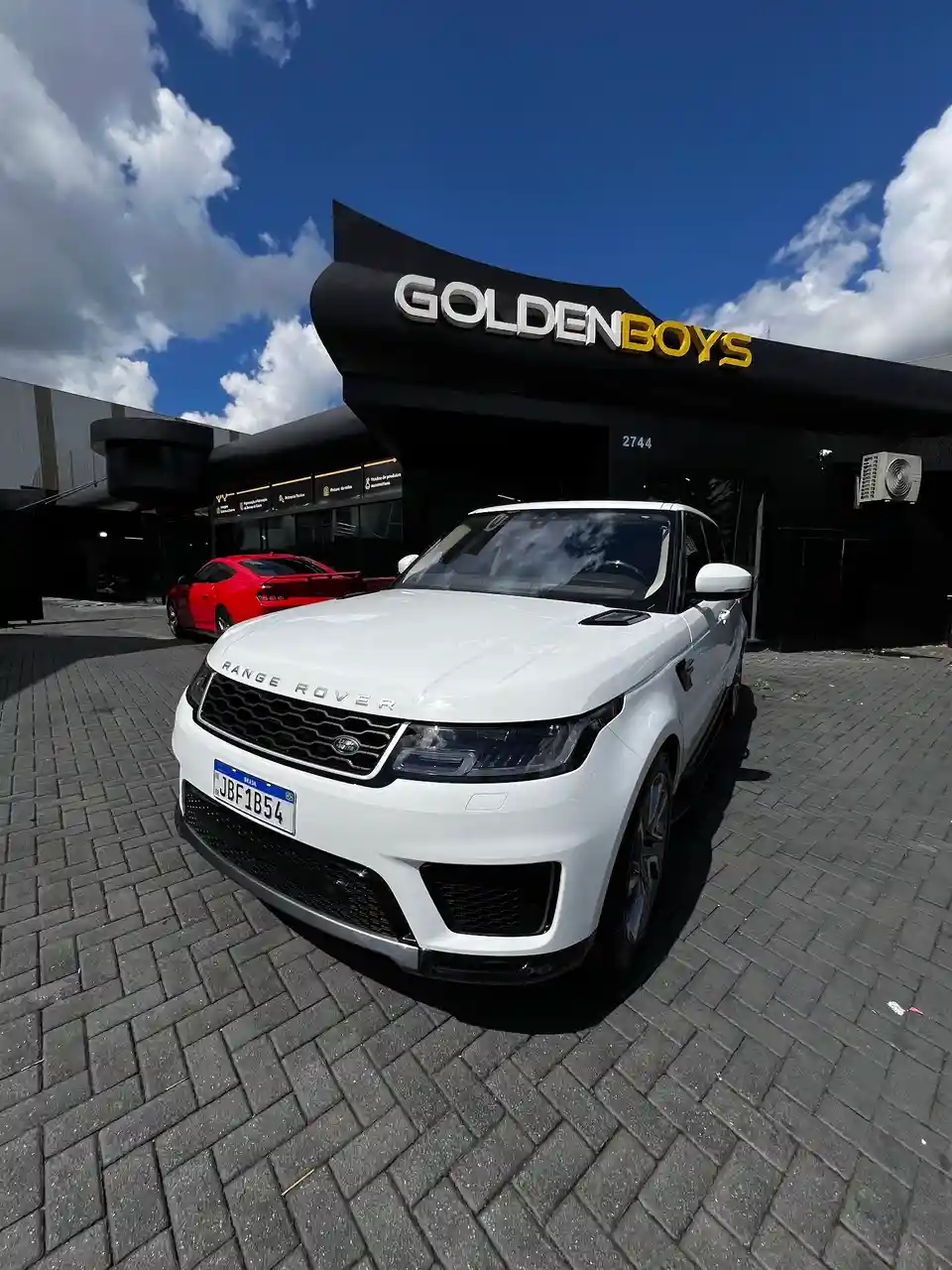 Range Rover branca em frente à Golden Boys