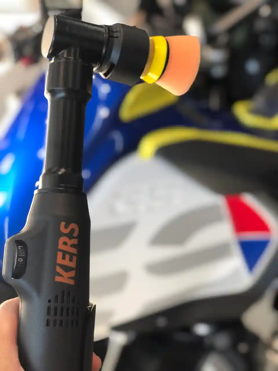 Detalhe de moto BMW em tratamento
